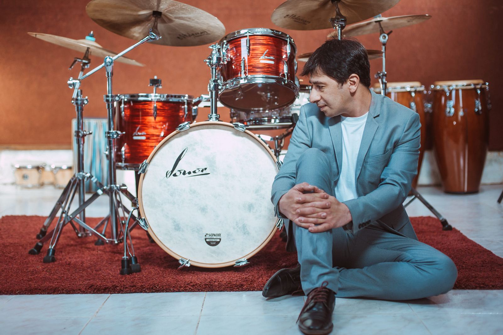 Baterista posando junto a su batería