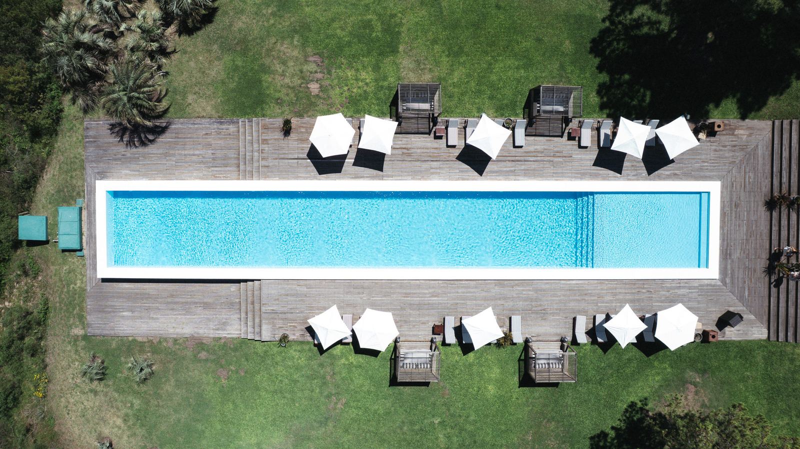 Vista aérea de una piscina