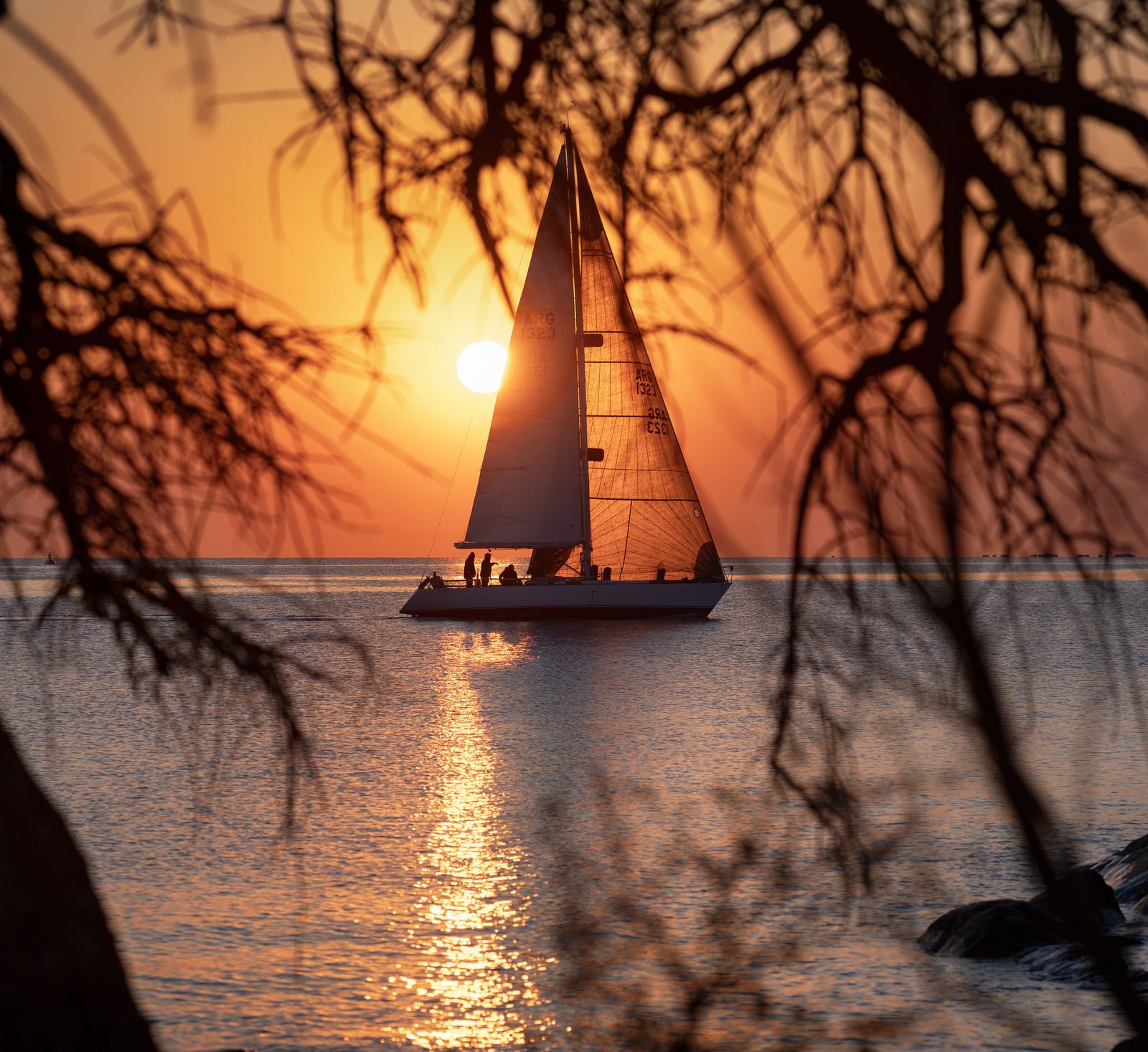 Velero navegando al atardecer